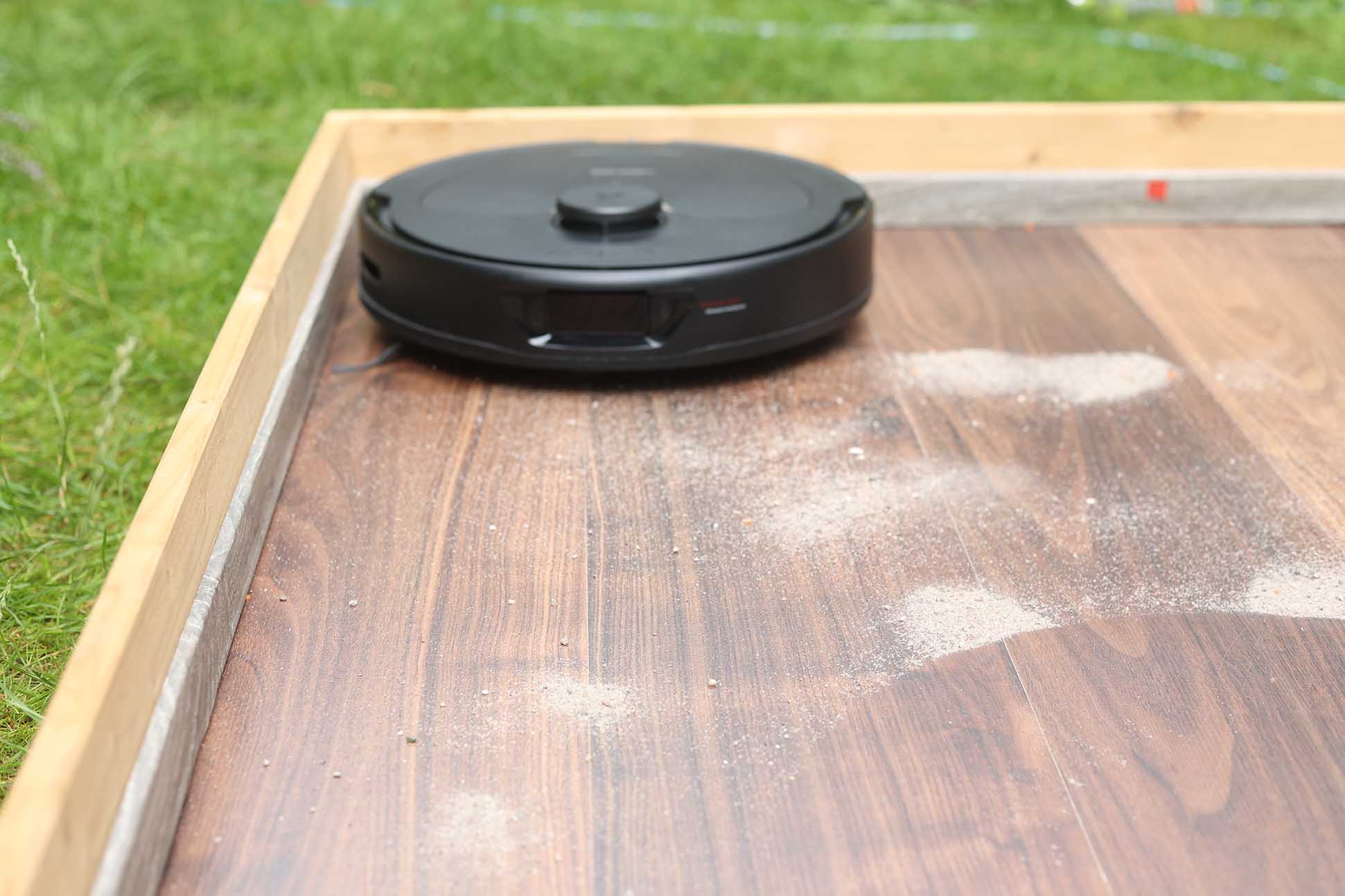 Уборка вдоль плинтусов с Roborock Q Revo.